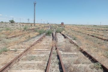 Жалпы алаңы 40,1 ш.м. болатын ғимараттар мен құрылыстар, ұзындығы 7 595 м теміржол тұйығы бар, жалпы ауданы 5,0000 га жер учаскесінде орналасқан. Мекенжайы: Атырау облысы, Махамбет ауданы, Бейбарыс ауылдық округі, Бейбарыс ауылы, 1-көше, 326-құрылыс. Кадастрлық нөмірі: 04:065:018:419 (04:065:014:647). Нысаналы мақсаты — теміржол тұйығын салуға арналған. Бөлінбейтін жер учаскесі.