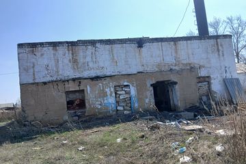 Нежилое здание, право временного возмездного землепользования (аренды) на земельный участок, сроком на 49 лет, кадастровый номер 01-275-055-240, расположенный по адресу: Акмолинская область, Жаркаинский район, Бирсуатский с.о., с.Бирсуат, ул.Позднякова, дом 20Б, согласно отчета НОК, подготовленного ТОО "A8 Consulting Company" №А8-2025-4-3-11/2 от 07.07.2026 года, рыночная стоимость имущества составила 1 464 000 тенге
