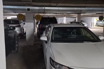 Тип объекта: Парковочное место. Назначение: 0парковка. Площадь: 15,5 кв.м.. Этажность: 9/0. Адрес: г. Астана, р-н Есиль, ул. Керей, Жәнібек Хандар, д. 15, п.м. 78 (ранее: г. Нур-Султан, р-н Есиль, ул. Керей, Жәнібек Хандар, д. 15, п.м. 78), (РКА1201900101473574), кадастровый номер: 21:320:128:1267:1:п.м.78, Согласно отчету об оценке ТОО «A8 Consulting Company» № А8-2025-4-345 от 26.02.2026 года, рыночная стоимость указанного объекта недвижимости составляет 1 837 000 (один миллион восемьсот тридцать семь тысяч) тенге.