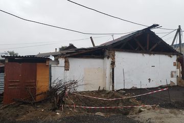 Үлестік жер учаскесі 0,0062 га (жер учаскесінің жалпы ауданы 0,0992 га), жеке меншік құқығымен (құрылыстарсыз), кадастрлық нөмірі 20:312:058:240, орналасқан жері: Алматы қаласы, Әуезов ауданы, Чернова көшесі, 25-үй, 4-пәтер.