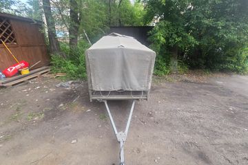 Прицеп 821305, 2024 года выпуска, государственный регистрационный номер 80AFV15, цвет — серый, номер кузова — X8L821305P0280842. Согласно отчету об оценке ТОО «DV Appraisal» № 2026-63-11/98 от 4 августа 2026 года рыночная стоимость указанного транспортного средства составляет 390 000 (триста девяносто тысяч) тенге 00 тиын.