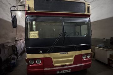 Транспортное средство — автобус (категория D, более 8 пассажирских мест) марки VOLVO B10M-60, 1997 года выпуска, государственный регистрационный номер 450AQ14, цвет — комбинированный, объем двигателя — 9 603 куб. см, мощность — 284 л. с., номер кузова (VIN) — отсутствует, номер шасси — YV31MA619VA047660. Согласно отчету об оценке, подготовленному ТОО «DV Appraisal» № 2026-63-11/64 от 15.07.2026 г. (дата оценки — 24.06.2026 г.), рыночная стоимость транспортного средства составляет 5 132 000,00 тенге.