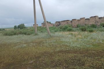 Жер учаскесі, жалпы алаңы 0,0372 гектар; жер учаскесінің кадастрлық нөмірі: 01:004:047:007. Орналасқан жері: Ақмола облысы, Сандықтау ауданы, Барақпай ауылдық округі, Чашке ауылы.