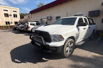 Транспортное средство — легковой автомобиль марки DODGE RAM, 2011 года выпуска, белого цвета, идентификационный номер (VIN) 1D7RV1GT8BS630814, государственный регистрационный номер 420EN02, категория B (легковой автомобиль с разрешенной максимальной массой менее 3 500 кг), расположенный по адресу: г. Алматы, Бостандыкский район, ул. Егизбаева, д. 13. Согласно отчету об оценке ТОО «DV Appraisal» № А8-2026-62-11-93 от 17 июля 2026 года рыночная стоимость указанного транспортного средства составляет 14 394 000 (четырнадцать миллионов триста девяносто четыре тысячи) тенге 00 тиын.