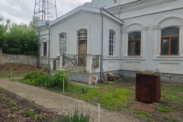 Оқу корпусы ғимаратының жалпы алаңы 1 471,4 шаршы метр болатын 1/2 үлесі және Солтүстік Қазақстан облысы, Петропавл қаласы, В. Булавский атындағы көшесі, 6-учаске мекенжайында орналасқан, алаңы 0,4455 га, кадастрлық нөмірі 15:234:014:290; алаңы 0,0161 га, кадастрлық нөмірі 15:234:014:374; алаңы 0,213 га, кадастрлық нөмірі 15:234:014:317; алаңы 0,066 га, кадастрлық нөмірі 15:234:014:291 жер учаскелері.