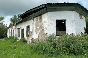 Клуб-столовая, общей площадью – 232,8 м², с земельным участком, на праве временного возмездного (долгосрочного, краткосрочного) землепользования (аренды), общей площадью 0,0504 га, кадастровый номер 01:003:039:708. Местонахождение: Акмолинская область, Атбасарский р-н, Покровский сельский округ, село Покровка, улица Мадениет, строение 42
