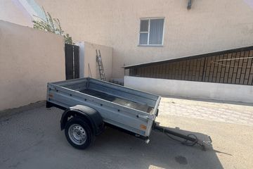 Транспортное средство: Прицеп бортовой, модель 801B01, 2018 года выпуска, государственный регистрационный номер 47DAA12, цвет — серый, номер шасси — XWW801B0100000030. Согласно отчету об оценке ТОО «DV Appraisal» № 2026-62-11/197-1 от 06.10.2026 года, рыночная стоимость транспортного средства составляет 350 000 (триста пятьдесят тысяч) теңге.