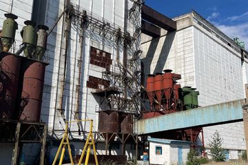 Жалпы ауданы 12 935,0 шаршы метрді құрайтын ғимараттар мен құрылыстар кешені (элеватор), жалпы ауданы 7,7850 га болатын 2 жер учаскесінде орналасқан (ауданы 7,3948 га жер учаскесі, кадастрлық нөмірі 21-318-067-1102 және ауданы 0,3902 га жер учаскесі, кадастрлық нөмірі 21-318-067-971), сондай-ақ 49 атаудағы негізгі құралдар. Орналасқан жері: Астана қаласы, Сарайшық ауданы, Қапал көшесі, 6/1-ғимарат, 6/2-ғимарат.