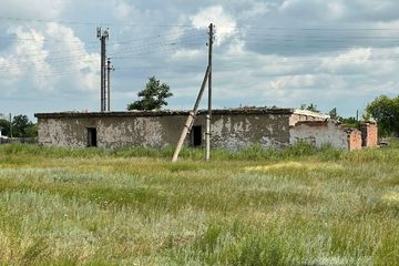 Зерновой склад, общей площадью – 1 200,4 м², с земельным участком, на праве временного возмездного (долгосрочного, краткосрочного) землепользования (аренды), общей площадью 0,17 га, кадастровый номер 01:003:006:485. Местонахождение: Акмолинская обл., Атбасарский р-н, с.о. Покровский, с. Садовое, ул.Сарыарка, ст-е 9/4.