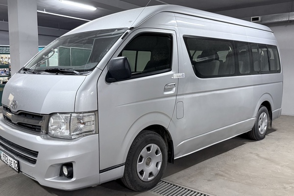 АВТОМОБИЛЬ "TOYOTA HIACE"