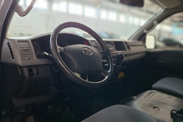АВТОБУС "TOYOTA HIACE"