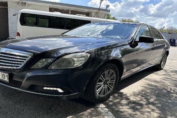 Автомобиль Mersedes Bensc E300, р/н 010ZT01