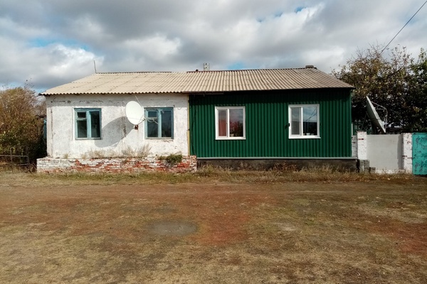 Жилой дом общей площадью 130,6 кв.м со следующими постройками: гараж (11,3 кв.м), сенов…