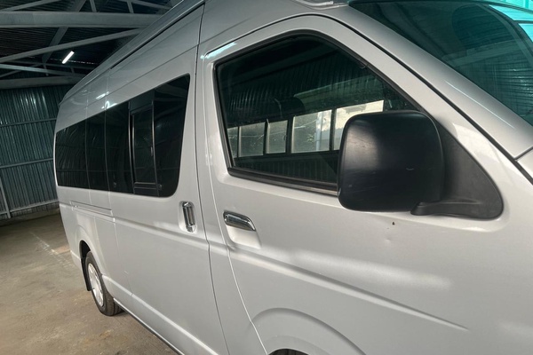 АВТОБУС "TOYOTA HIACE"