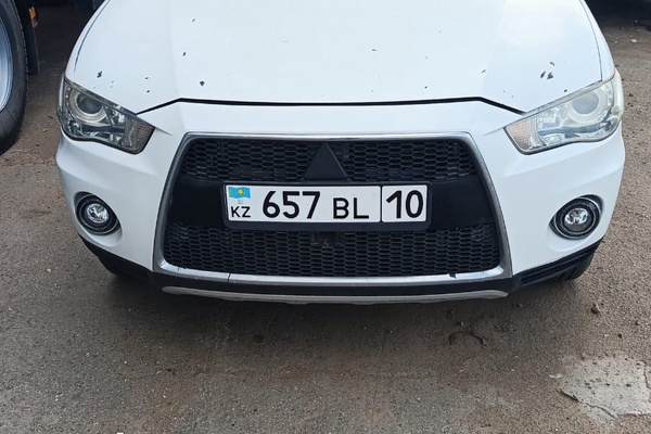 Автомобиль марки Mitsubishi Outlander II XL