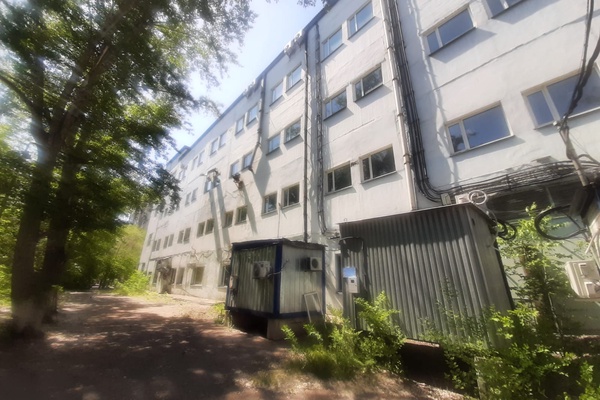 Административно-техническое здание общей площадью 2573 кв.м, склад общей площадью 104,7…