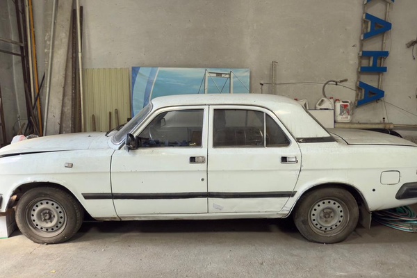 Автомобиль марки ГАЗ 3110.