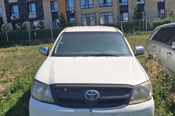 АВТОМОБИЛЬ "TOYOTA HILUX"