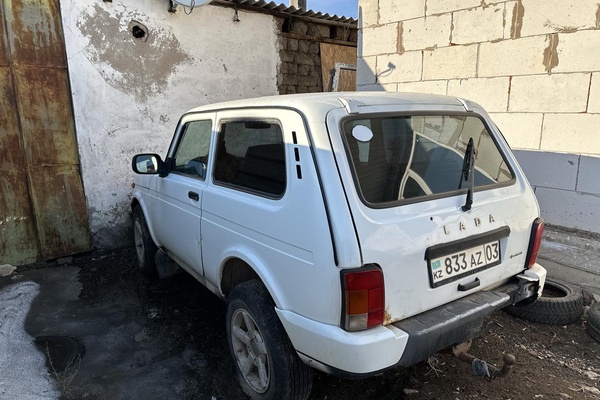 Автомобиль Lada 21214, рег.номер 833AZ03