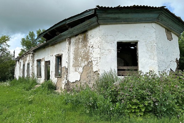 Клуб-столовая, общей площадью – 232,8 м², с земельным участком, на праве временного воз…