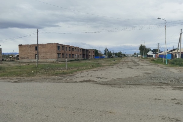 Двухэтажное, многоквартирное здание бывшего общежития